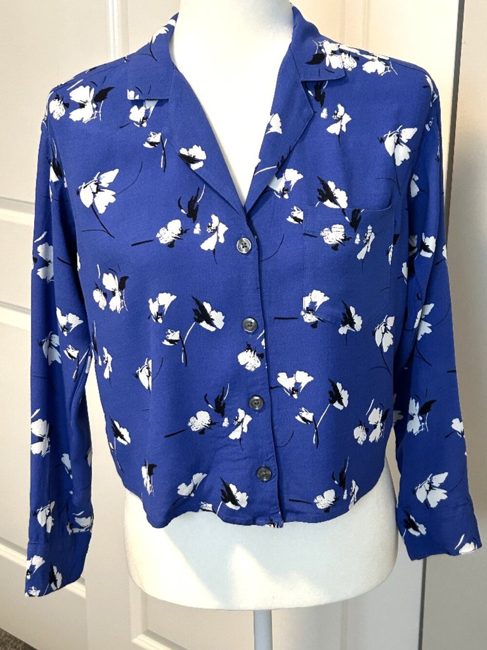 Abercrombie & Fitch blue floral button down, size S